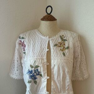 White Buttoned Vintage Blouse with Mandarin Collar and Short Sleeves
